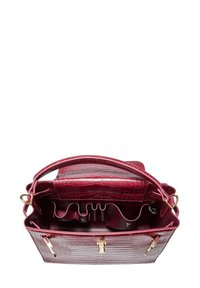Krokodillepræget bordeaux håndtaske med guldbeslag, der har flere indvendige rum og en struktureret design.