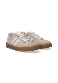 Beige Wildlederschuhe mit weißen Lederakzenten, durchgehendem Muster und Gummisohle. Schnürstil mit beigen Schnürsenkeln; Low-Top-Silhouette.