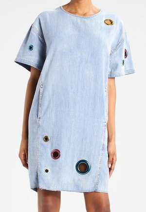 Robe en denim bleu clair à manches courtes, avec de grands accents de découpe circulaire multicolore sur les manches et à l'avant.