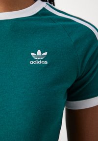 adidas Originals TEE - T-shirt print - green