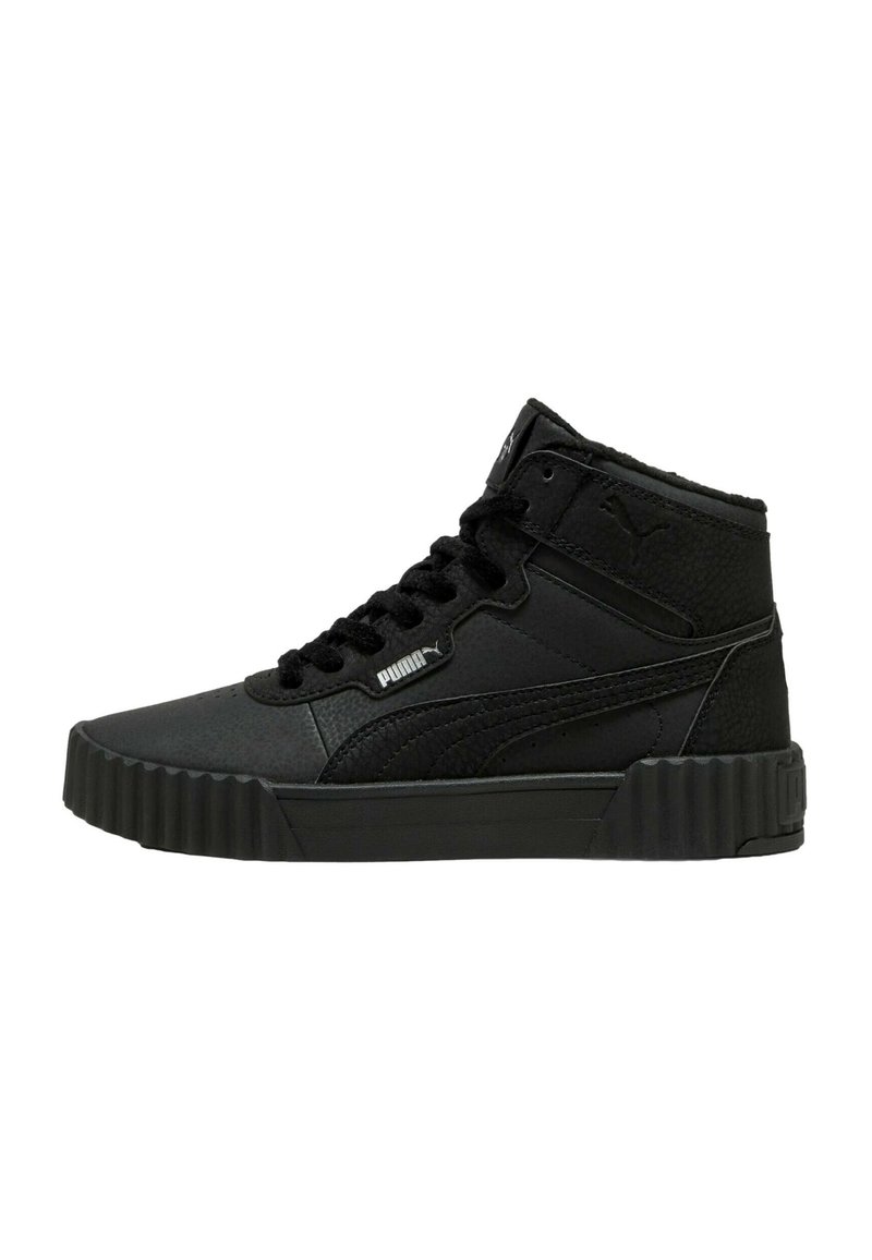 Adidași high-top negri de la Puma, cu panouri laterale texturate, șireturi în față și talpă striată. Logo-ul Puma este vizibil pe lateral și pe limbă.