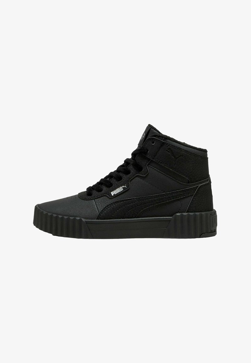 Adidași high-top negri de la Puma, cu panouri laterale texturate, șireturi în față și talpă striată. Logo-ul Puma este vizibil pe lateral și pe limbă.