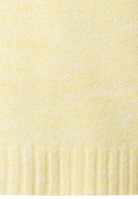 Helles, gelbes Strickpullover-Gewebe mit einer weichen Textur und einem gerippten Saum. Das Material wirkt glatt und leicht fusselig.