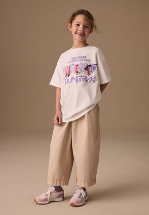 Next, REGULAR FIT - KPOP DEMON HUNTERS T-SHIRT  . - T-Shirt print - white huntrix
