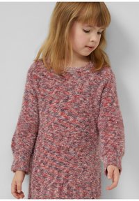 Przytulny różowy, dziergany sweter o puszystej fakturze, z długimi rękawami i okrągłym dekoltem. Subtelne odcienie koloru dodają głębi.