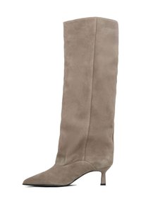 Tauw suede kniehoge laars met een gespointte neus en een slanke mid-hoge hak, zijaanzicht op een witte achtergrond.