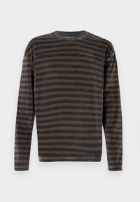 Μακρυμάνικη μπλούζα με στρογγυλή λαιμόκοψη και οριζόντιες μαύρες και καφέ ρίγες, τοποθετημένη σε απλό ανοιχτό φόντο.