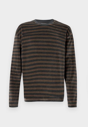 Majica s dolgimi rokavi in okroglo izrezom, z vodoravnimi črnimi in rjavimi črtami, prikazana na enobarvnem svetlem ozadju.