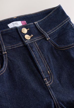 High-Waist-Flares in dunkelblauem Denim mit goldfarbenen Knöpfen, sichtbaren Nähten und Fünf-Taschen-Design.