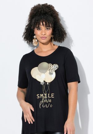Chemise noire à manches courtes avec des motifs de ballons dorés et textuels "SMILE love live". Fabriquée en tissu doux avec une coupe décontractée.