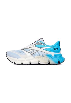 But sportowy z białą, jasno niebieską i czarną siateczkową cholewką, amortyzowaną segmentowaną podeszwą, logo Reebok oraz sznurowaniem, widziany z boku.