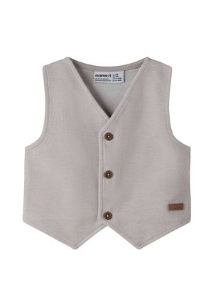 Graue Strickweste mit V-Ausschnitt, drei braunen Knöpfen und einem braunen, aufgenähten Etikett. Verfügt über ein strukturiertes Gewebe und einen spitz zulaufenden Saum.