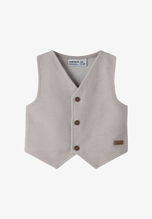 Gilet gris en tricot avec un col en V, trois boutons marron et une étiquette cousue marron. Comprend un tissu texturé et un ourlet pointu.