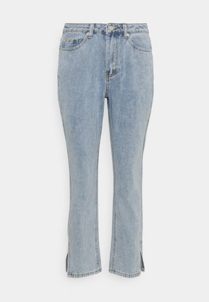 Hellblaue Denim-Jeans mit Vordertaschen, Knopf- und Reißverschluss sowie kleinen seitlichen Schlitzen am Saum jedes Beins.