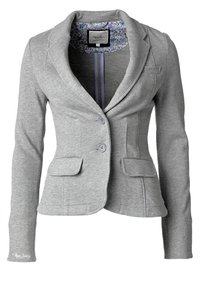 Grå kavaj i mjukt tyg, med slagkrage, två framfickor och ett blommigt foder. Lättviktsdesign med knappstängning.