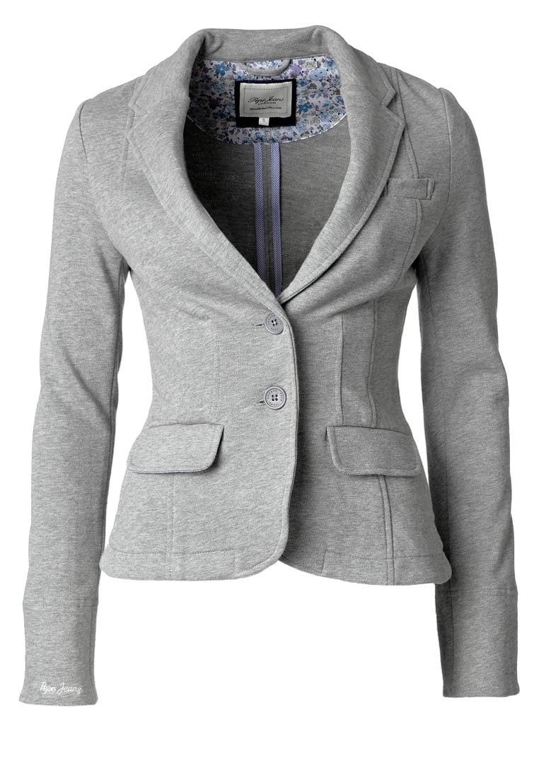 Grå kavaj i mjukt tyg, med slagkrage, två framfickor och ett blommigt foder. Lättviktsdesign med knappstängning.