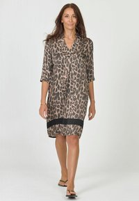 Luipaardprint shirtjurk van lichtgewicht stof, met een knoopsluiting kraag, driekwart mouwen en een zwarte zoomaccent.