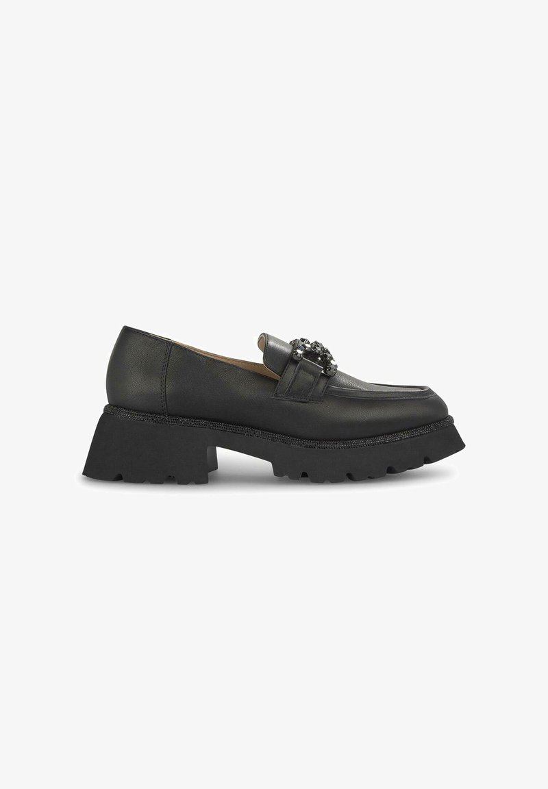 Schwarze Lederloafers mit einer klobigen schwarzen Gummisohle, ausgestattet mit einem dekorativen Riemen mit runden Akzenten und Nähdetails im oberen Bereich.