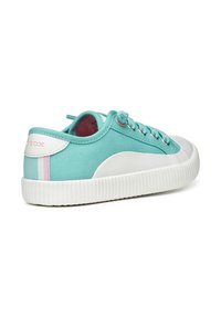 Sneaker in tela azzurra con suola in gomma bianca, accentuata da una striscia rosa sul tallone; presenta lacci tondi e lati perforati per una migliore traspirabilità.