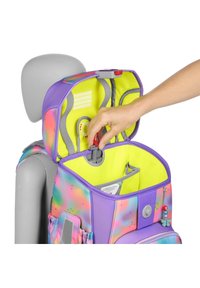 Sac à dos vibrant avec un motif tie-dye en violet, rose et bleu ; il possède un intérieur jaune vif, des accents gris et des poches de rangement.