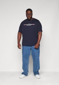 Tommy Hilfiger CHEST STRIPE TEE - T-shirts med print - desert sky