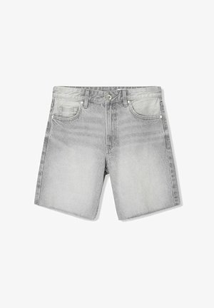Graue Jeansshorts mit einem verblassten Finish, ausgestattet mit einem Fünf-Taschen-Design, Gürtelschlaufen und einer vorderen Knopfverschluss. Angenehme Textur.