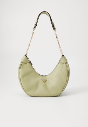 Borsa a mano in pelle verde con una forma curva distintiva, accentuata da un logo dorato, chiusura con zip e tracolla a catena. Dettaglio di superficie testurizzata.