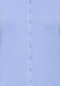 Cardigan bleu clair avec une texture côtelée, comprenant une rangée de petits boutons sur le devant et un design simple et ajusté.
