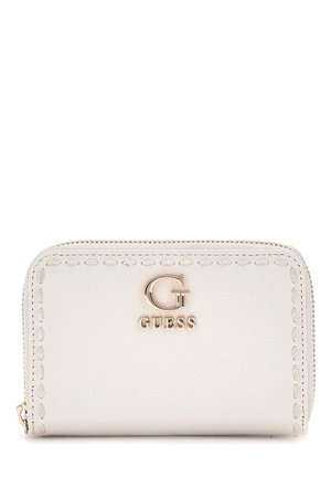 Portafoglio bianco in pelle con dettagli cuciti e logo dorato. Caratterizzato da una chiusura a zip e da un design rettangolare compatto. Texture morbida.