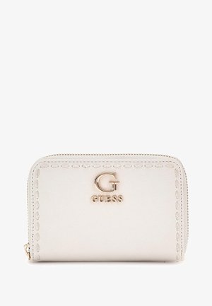 Portafoglio bianco in pelle con dettagli cuciti e logo dorato. Caratterizzato da una chiusura a zip e da un design rettangolare compatto. Texture morbida.