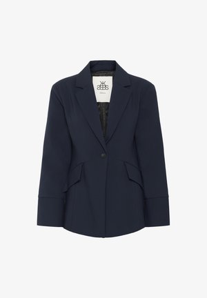 Blazer ajusté bleu marine avec un col cranté, fermeture à un bouton et poches avant avec de subtils détails de plissage.