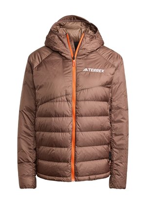 Smeđi puffer jakna s kapuljačom, s narančastim patentnim zatvaračem i obrubom. Podstavljena horizontalnim prošivima za izolaciju i toplinu.