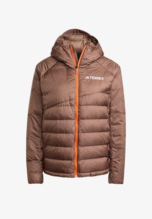 Hnědá nafouknutá bunda s kapucí, s oranžovým zipem a lemováním. Podšívka s horizontálně prošívanými sekcemi pro izolaci a teplo.