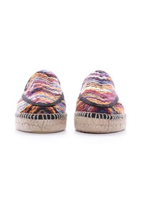 Le espadrillas intrecciate colorate presentano un motivo multicolore di viola, arancione e giallo con suola in juta e rifiniture nere.