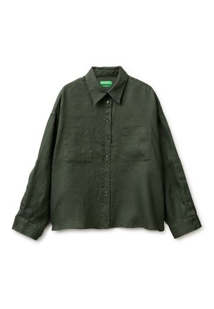 Donkergroen overhemd met lange mouwen, knopen, puntkraag, twee borstzakken en knoopmanchetten, plat gelegd op een witte achtergrond.