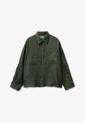 Donkergroen overhemd met lange mouwen, knopen, puntkraag, twee borstzakken en knoopmanchetten, plat gelegd op een witte achtergrond.