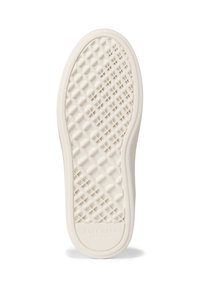 Sula av vit Cole Haan-sko med diamantmönstrat mönster och "COLE HAAN GRAND.02" präglat nära hälen.