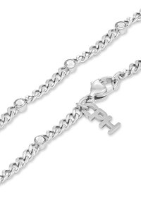 Bracciale in argento con pietre preziose rotonde trasparenti e chiusura a gancio a forma di aragosta, dotato di un piccolo ciondolo in metallo con le lettere "CPH."