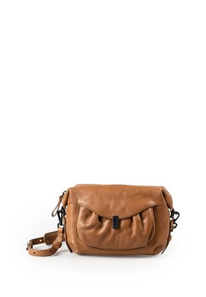 Borsa a tracolla in pelle marrone chiaro con tasca frontale e tracolla regolabile su sfondo bianco.