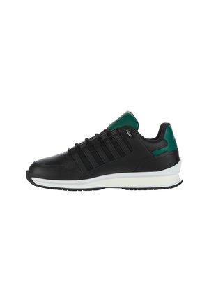 Czarne buty sportowe z gładką skórzaną cholewką, siateczkowymi akcentami, zielonym zapiętkiem i białą podeszwą środkową. Posiadają wyraźny system sznurowania.