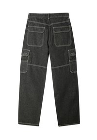 Donkerdenim cargo broek met meerdere zakken, contrasterende witte stiksels en een rechte pijp.
