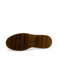 Semelle de chaussure en caoutchouc marron avec une surface plate, des rainures texturées et trois crêtes horizontales proéminentes pour l'adhérence. Marquage minimal visible.