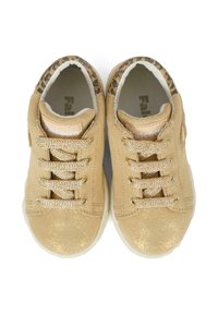 Sneakers per bambini in suede beige con finitura glitterata, con lacci coordinati e un accento a stampa leopardo sulla linguetta. Suola in gomma, design low-top.