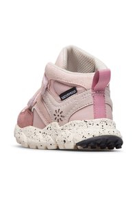 Voděodolné sneakers v růžové a béžové barvě s texturovanými semišovými panely, tečkovanou mezipodešví a poutkem na zadní straně pro snadné nazouvání.