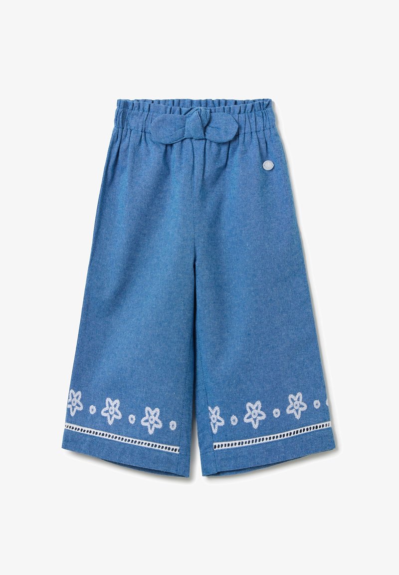 Culottes en denim avec une taille élastique et un détail en nœud ; présentent des fleurs blanches brodées et une bordure décorative le long de l'ourlet.