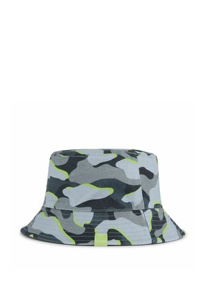 Kapelusz typu bucket z szarym, czarnym i neonowo zielonym wzorem kamuflażu, z małą neonowo zieloną metką na rondzie.