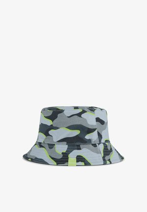 Kapelusz typu bucket z szarym, czarnym i neonowo zielonym wzorem kamuflażu, z małą neonowo zieloną metką na rondzie.