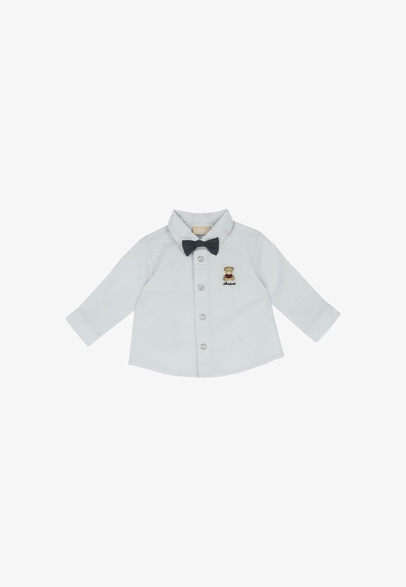 Chemise blanche à manches longues pour tout-petit avec boutons, petite broderie d'ourson sur la poitrine et nœud papillon noir attaché.