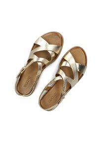 Gouden metallic sandalen met gekruiste bandjes, open teen en verstelbare gesp. Glad leren bovenwerk en gewatteerde tan inlegzool.