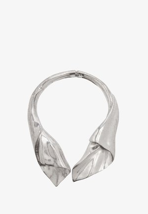 Srebrny metaliczny naszyjnik w kształcie kołnierza z rzeźbionym, złożonym wzorem i gładkim zapięciem z tyłu.